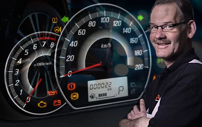 Monteur van Autobedrijf Kees leest een dashboard uit