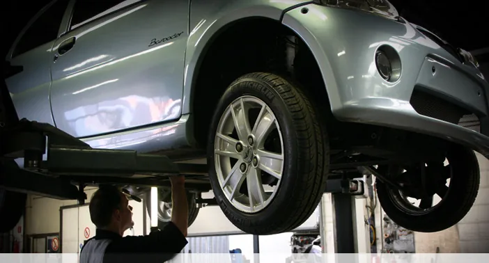 Auto op de brug in de werkplaats van Autobedrijf Kees