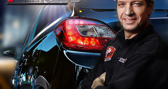 Monteur van Autobedrijf Kees bij een auto in de werkplaats