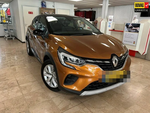 Oranje Renault Captur in de showroom van Autobedrijf Kees
