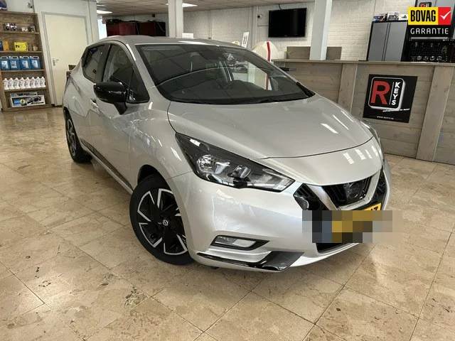 Zilvergrijze Nissan Micra in de showroom van Autobedrijf Kees