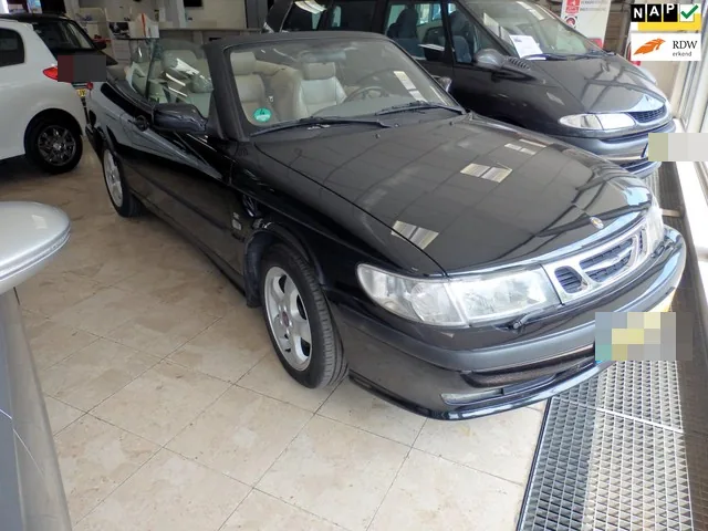 Zwarte Saab 9-3 Cabrio in de showroom van Autobedrijf Kees