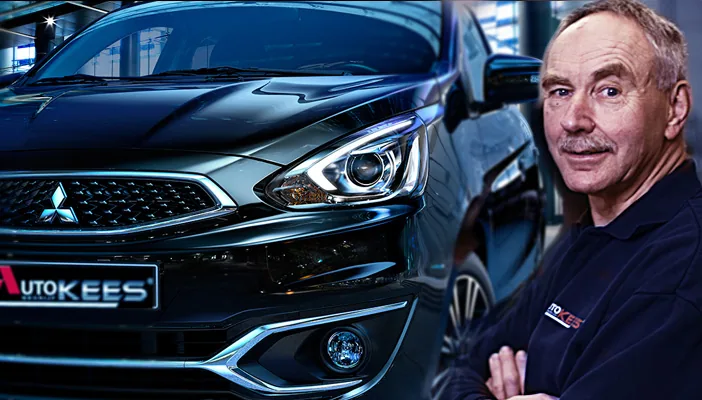 Hub Habets van Autobedrijf Kees bij een auto in de showroom